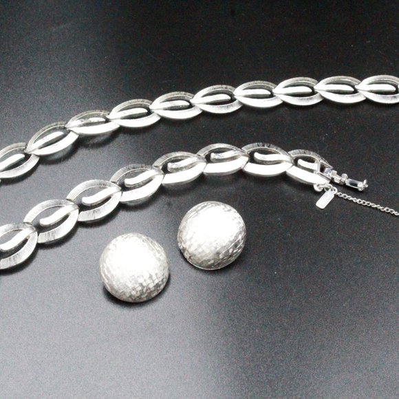 Monet Signed Designer High End Silver Tone Textured Brushed Necklace Set - Picture 8 of 10